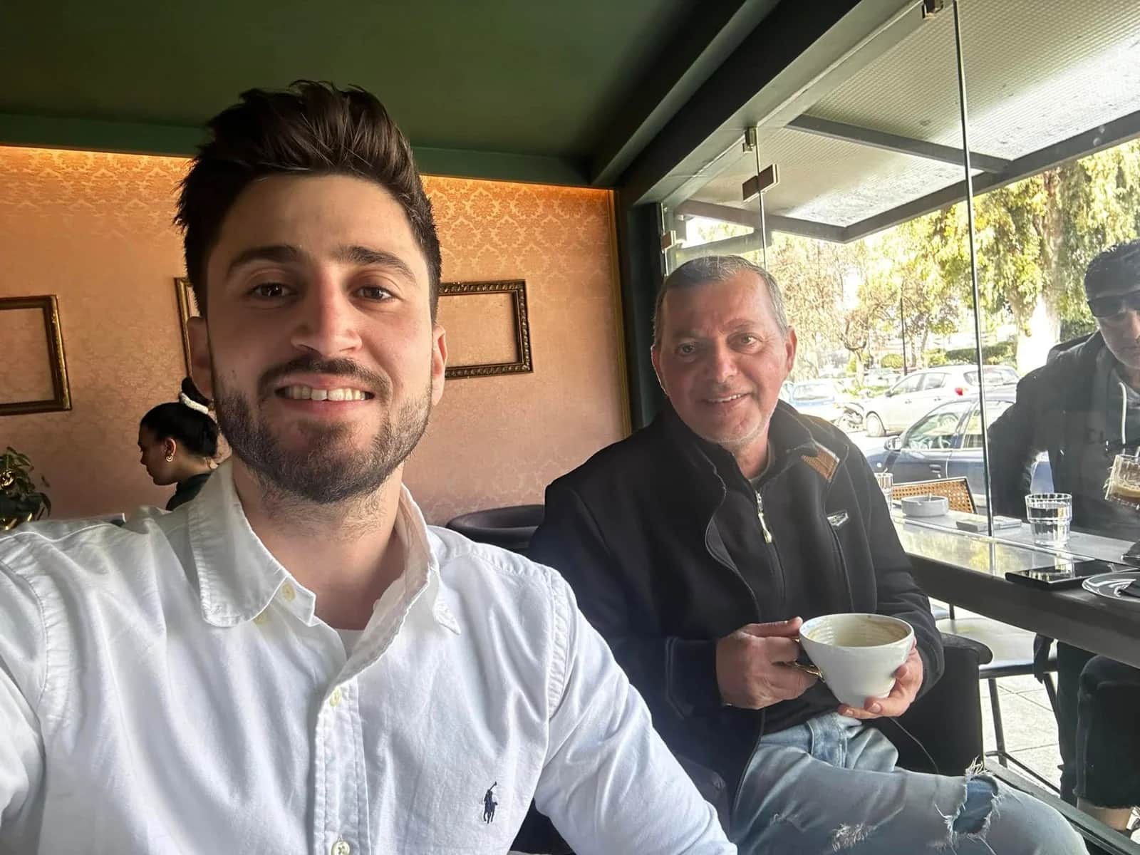 שולחנות בית קפה בקשתות הליסטון בקורפו טאון בשעת בוקר